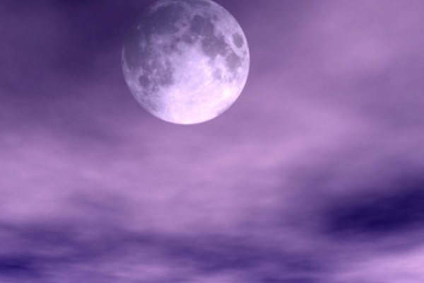 La masa de la Luna es menor que la de la Tierra, que es la razón por la cual los astronautas pesan menos en su superficie.