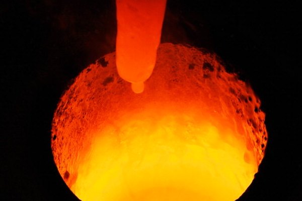 La fundición de metales es tan peligroso para trabajar debido a las altas temperaturas a las que se funden.