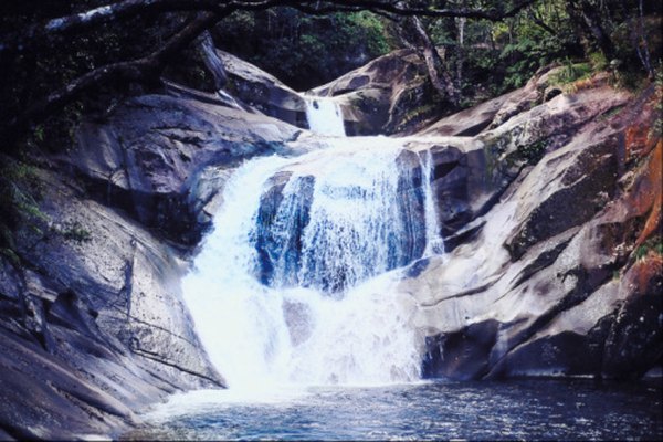 El agua corriente es una fuerza erosiva.