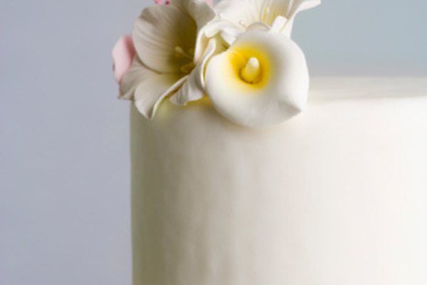 El pegamento basado en merengue es un adhesivo de secado rápido para unir partes de pasta de goma.