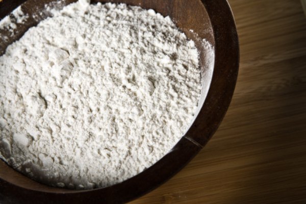 La harina todo propósito o harina de pastel es usualmente usada para hornear pasteles.