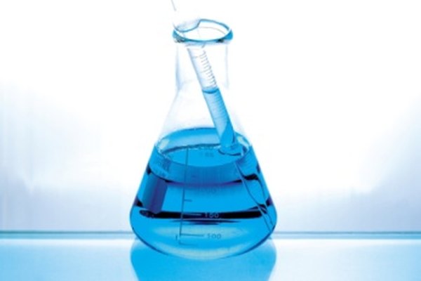 La reacción entre el cobre y el ácido sulfúrico produce una solución de color azul brillante.