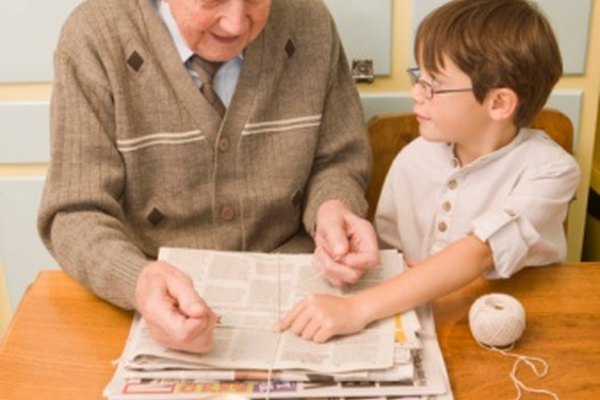 Los estudiantes también pueden involucrar a sus padres y abuelos para que participen en el reciclaje de papel.
