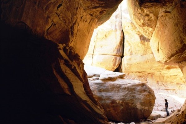 Platón uso una caverna en su alegoría, representando la historia de la búsqueda de la verdad.