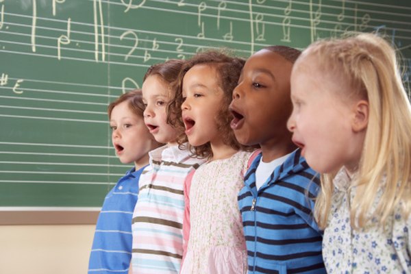 El solo cantar La Canción del alfabeto ayuda a los niños a entender el orden alfabético.