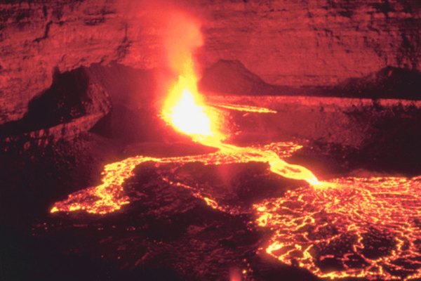 Los volcanes liberan magma que brota desde debajo de la corteza.