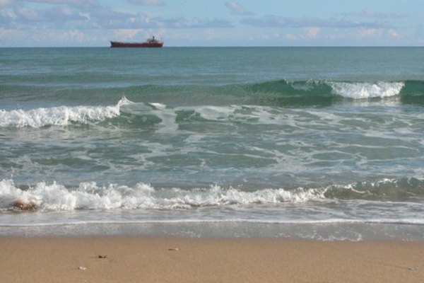Las olas con espuma son más delgadas cerca de la costa y más gruesas mar adentro.