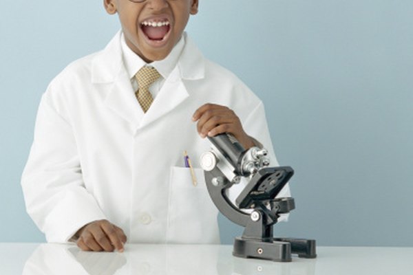 Los preescolares aprenden ciencia mediante la observación y la experimentación.