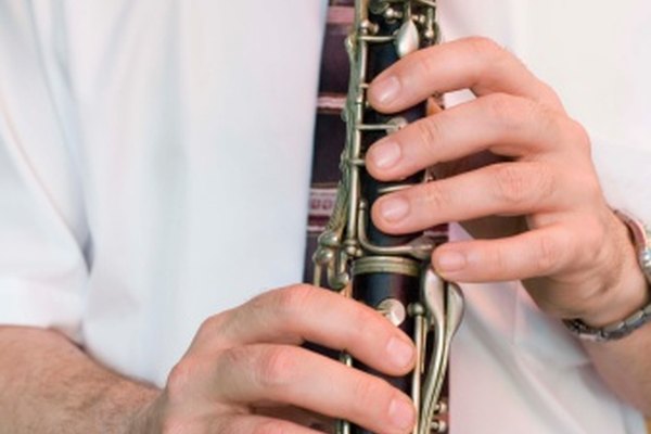 El clarinete es un instrumento de una sola caña en la familia de viento-madera.