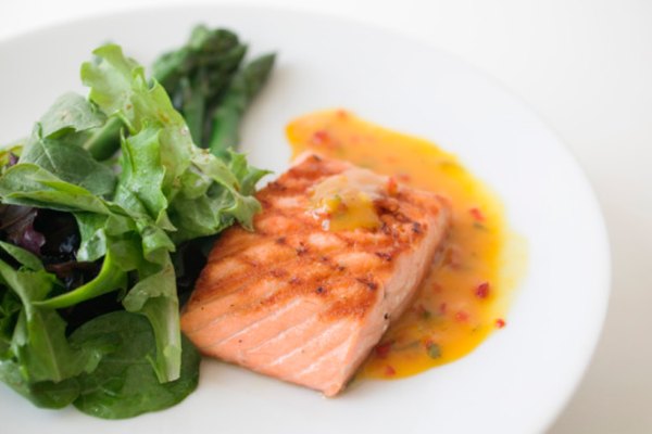 El salmón a la plancha es un plato elegante y sustancial.