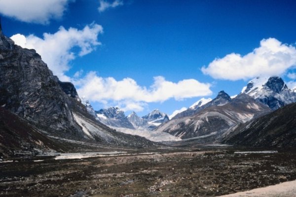 Las montañas del Himalaya están siendo formadas por placas continentales convergentes.