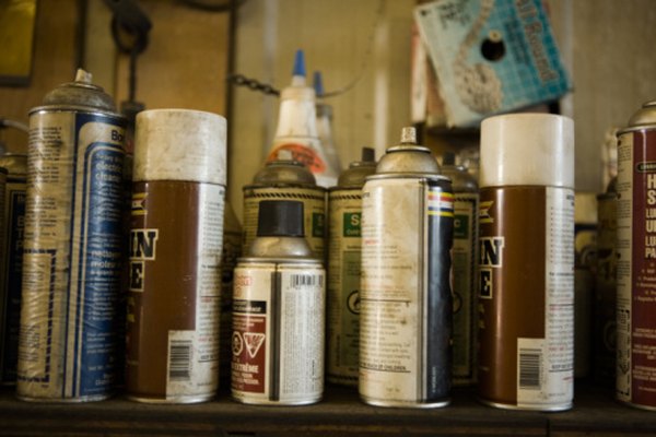 Las latas viejas de pintura en aerosol presentarán fallos de funcionamiento si se mantienen y almacenan de forma inadecuada.