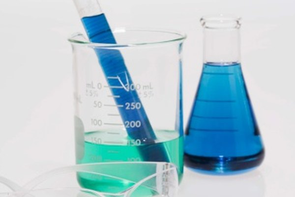 El sulfato de cobre se disuelve para formar una solución azul.