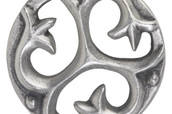 Las menas de metales preciosos puden refinarse para producir muchos objetos preciosos, como por ejemplo las joyas de plata.