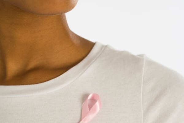 Listones rosas indican apoyo a quienes han sido afectados por el cáncer de mama.