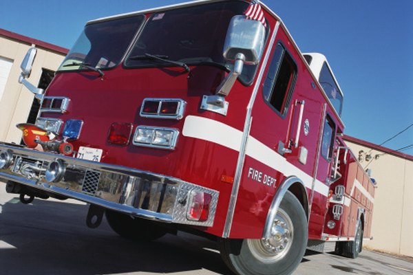 Los camiones de bomberos vienen equipados con partes esenciales para la lucha contra los incendios.