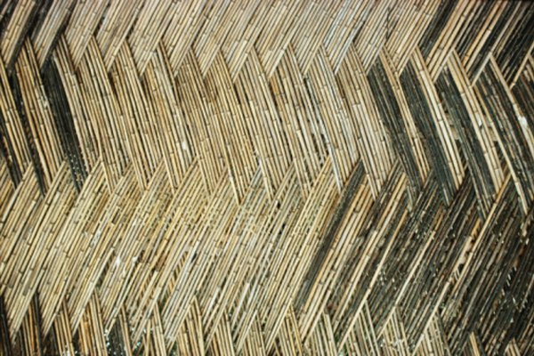 El bambú tiene una cáscara exterior dura naturalmente, y el interior puede ser endurecido por el fuego.