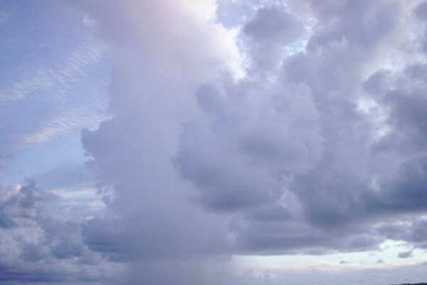 Las nubes cumulonimbus al inicio parecen inofensivas, pero rápidamente producen tormentas cortas e intensas.