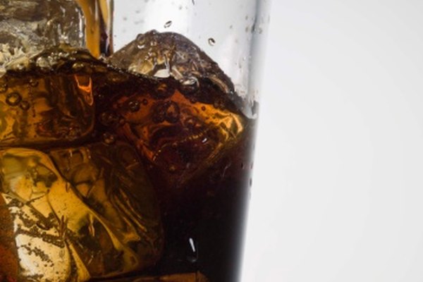 La acidez de la Coca-Cola consume la suciedad del centavo y lo deja nuevamente brillante.