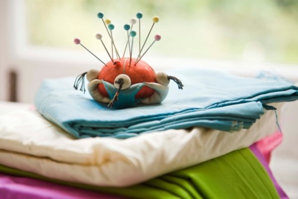 Utiliza puntos de hilván para coser las telas juntas temporalmente.