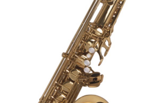 A veces es necesario ajustar la caña de un saxofón para que funcione correctamente.