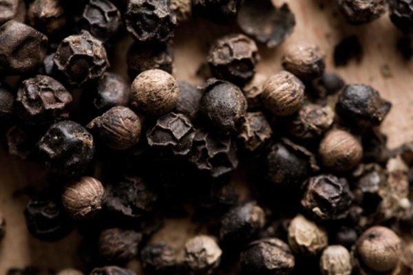 El sabor característico de la pimienta negra proviene del compuesto químico piperina.