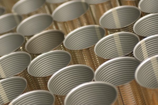 Usa latas de estaño para crear un mini hombre de hojalata.