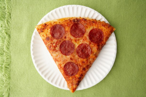 Una rebanada de pizza es una fracción de la pizza entera.