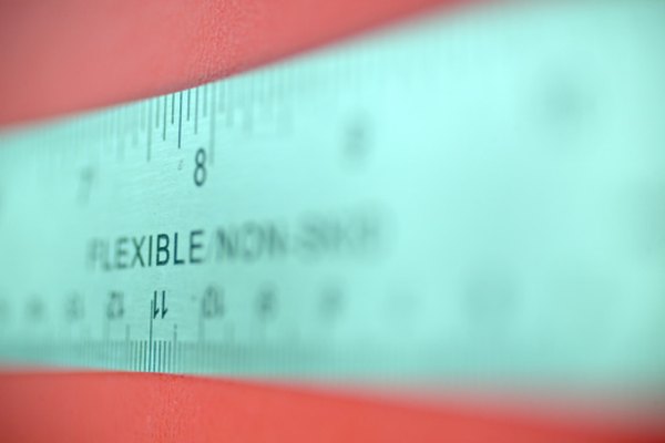Una regla generalmente muestra tanto pulgadas como centímetros.