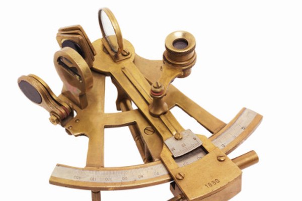 El sextante puede ser usado para determinar la latitud mediante la búsqueda de la elevación del sol.