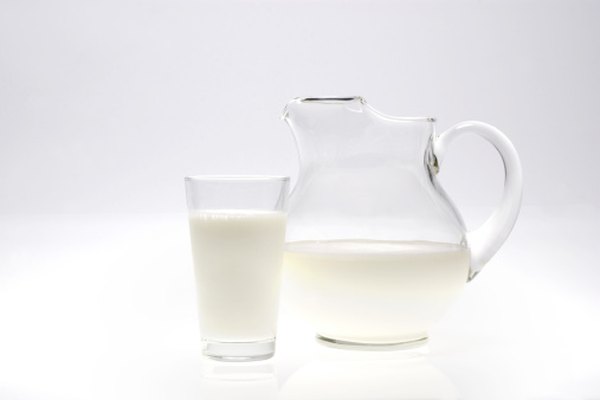 Utiliza una jarra mágica para crear la ilusión de la leche que desaparece.