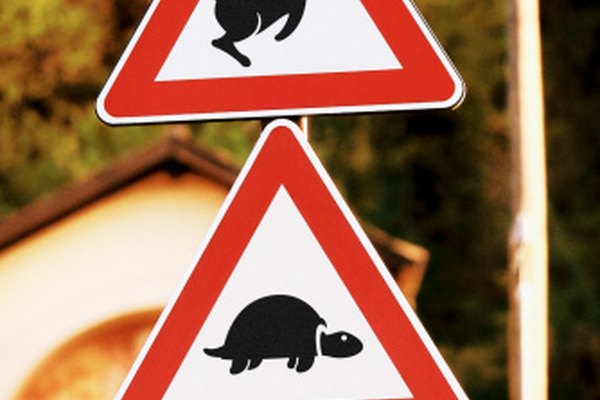 Esta señal alude a la famosa historia de Esopo sobre la tortuga y la liebre.