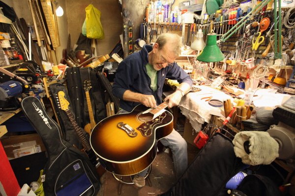 Muchos guitarristas prefieren el aceite de linaza para condicionar los diapasones no tratados.