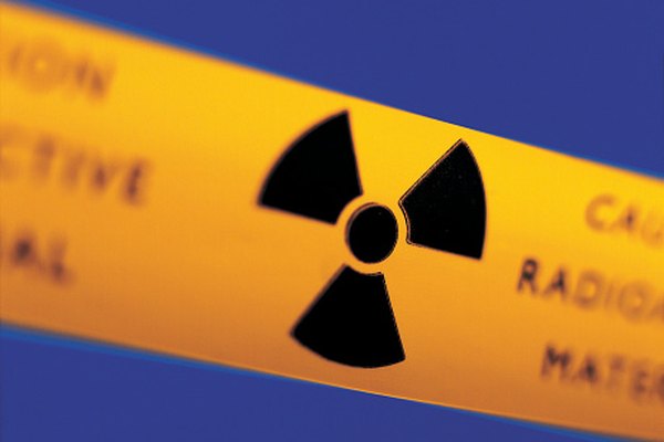 Los elementos tales como el uranio emiten varios tipos de partículas radiactivas.