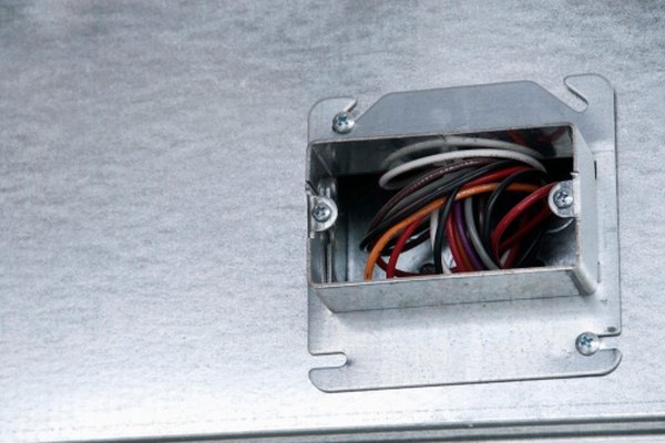 Las cajas eléctricas metálicas cubren el cableado eléctrico.