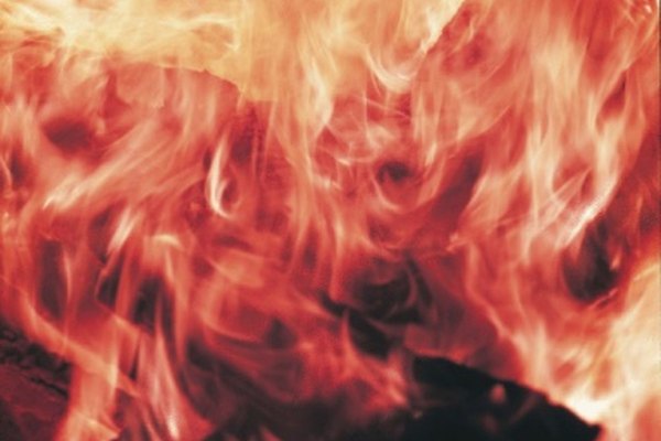 El tinte rojo de esta llama puede ser causado por la presencia de cloruro de litio o cloruro de estroncio.