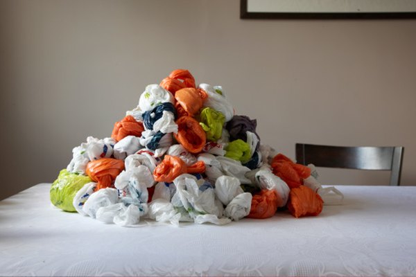 Al igual que muchos productos no biodegradables, las bolsas de plástico común se acumulan en los vertederos y atestan la Tierra.