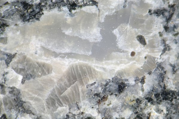 Las geodas a menudo contienen cristales de cuarzo.