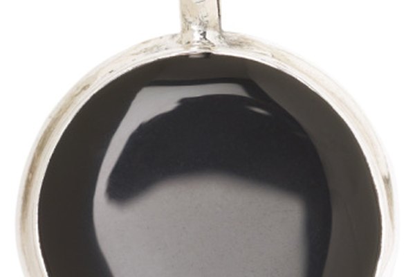 El ónix negro puede encontrarse en su forma natural o teñido.
