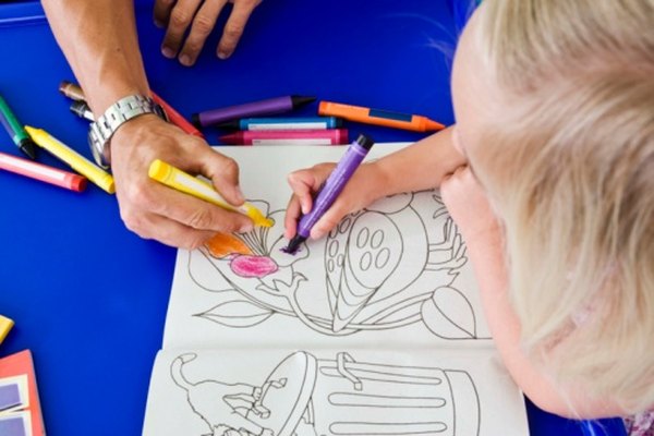 Padres e hijos pueden compartir tiempo de calidad con crayolas y libros de colorear.