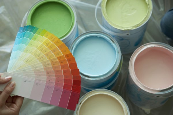 Las muestras de pintura o tarjetas de muestra están disponibles en cualquier color imaginable.