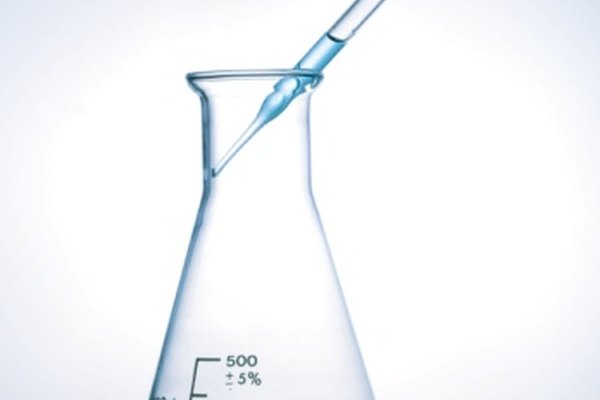 La solubilidad de un líquido, tal como azul de metileno, puede ser expresada en gramos de soluto por 100 gramos de agua.