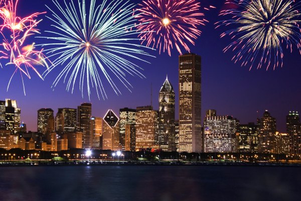En tiempos de bonanza económica, la gente puede reunirse para ver los fuegos artificiales del Día de la Independencia de Chicago.