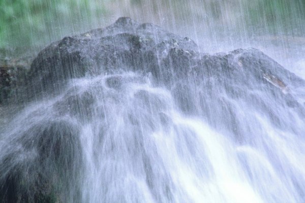 El agua de lluvia u otras fuentes pueden actuar como forma de meteorización.