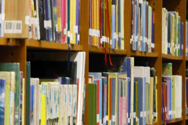 Libros en los estantes de la biblioteca: las tiras blancas tienen información de clasificación.