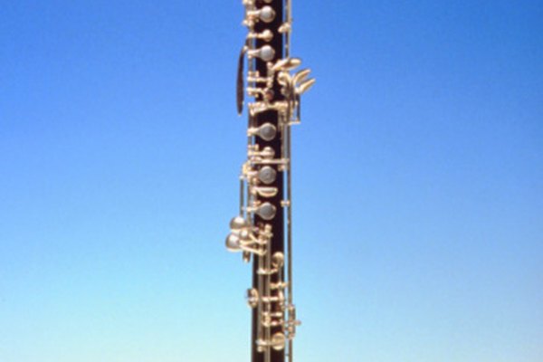 El oboe es un instrumento de doble lengüeta de la familia de viento-madera.