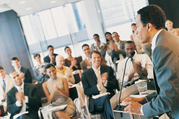 Los seminarios de negocios suelen presentar discursos inspiradores.