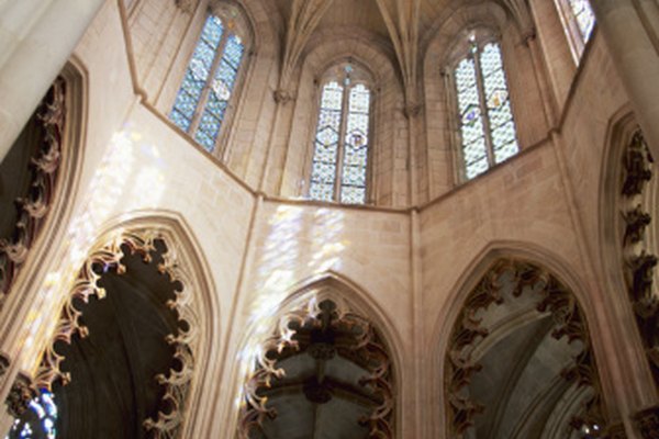 El vitral iluminaba y añadía atmósfera al estilo gótico.