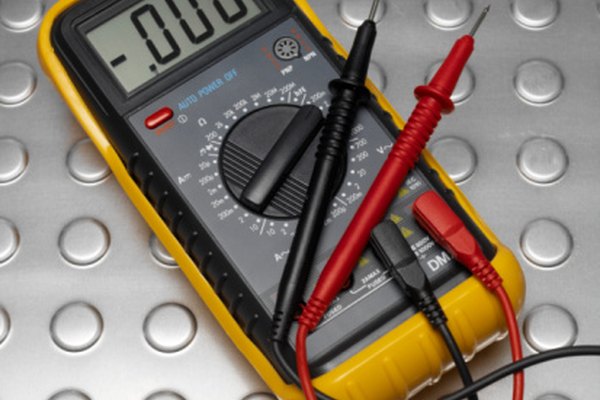 Usa un ohmímetro digital para medir la resistencia en un cable eléctrico
