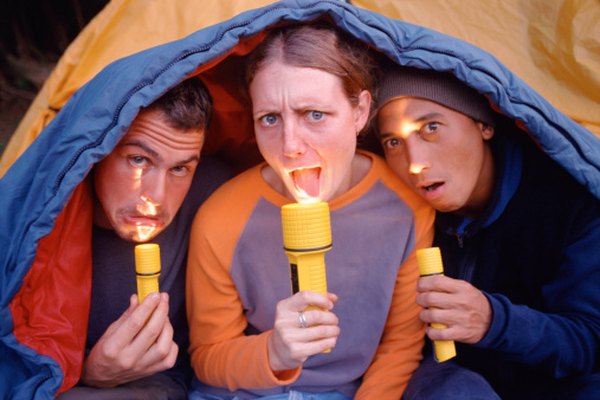 Las tonterías al aire libre son parte da la experiencia de forjar relaciones durante un campamento.